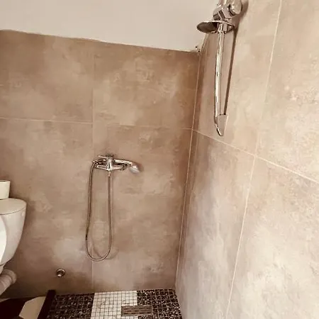 Drinos فندق تيرانا